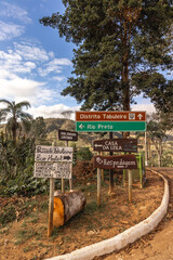 placa de informação turística no distrito do Tabuleiro, cidade de Conceição do Mato Dentro, Estado de Minas Gerais, Brasil