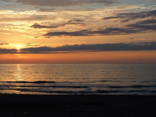 夕暮れの海　日本海に沈む夕日