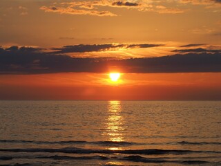 夕暮れの海　日本海に沈む夕日