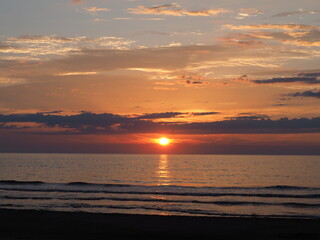夕暮れの海　日本海に沈む夕日