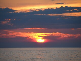 夕暮れの海　日本海に沈む夕日