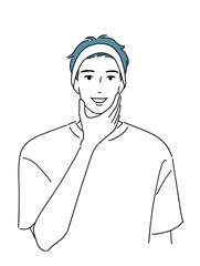 肌を触って笑顔になる男性