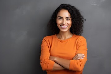 Obraz premium A confident woman with a friendly smile and crossed arms