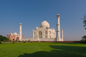 Fototapeta na wymiar The architecture of the Taj Mahal temple, Agra, Uttar Pradesh, India is built of white marble