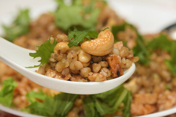 Grano saraceno senza glutine con anacardi e mizuna