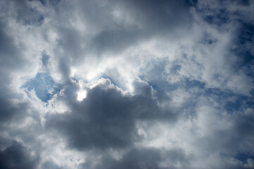 雲の空き間を抜けると向こうは青空