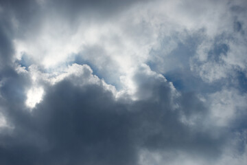 雲の空き間を抜けると向こうは青空