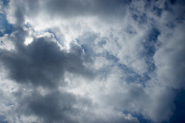 Fototapeta premium 雲の空き間を抜けると向こうは青空