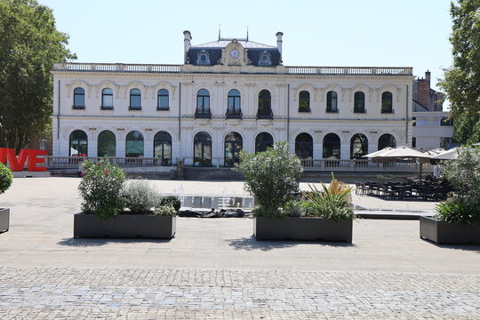 Le th&eacute;&acirc;tre, vu de l'ext&eacute;rieur, ville de Brive La Gaillarde, d&eacute;partement de la Corr&egrave;ze, France