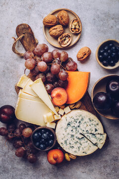 plateau de fromage et fruit apéritif, myrtilles, prunes, raisin, mimolette, fromage bleu, tomme, emmental