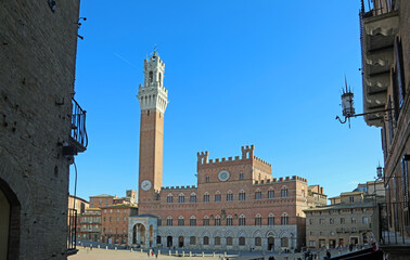 Obraz premium Siena, SI, Italy - February 20, 2023: Town Hall called PALAZZO PUBBLICO and Tower TORRE DEL MANGIA in main square