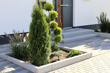 Wohnhaus mit schön und modern gepflastertem Vorgarten und schöner Bepflanzung