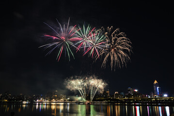 Naklejka premium Dadaocheng fireworks show on the riverside at night 
