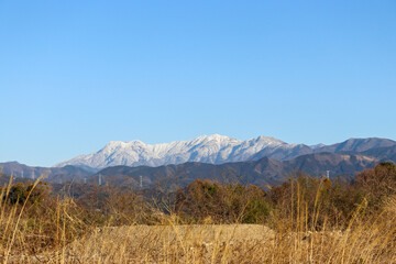 ススキと雪化粧した石鎚山