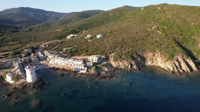 matin d'&eacute;t&eacute; &agrave; Tollare et sa tour g&eacute;noise - Cap Corse Capicorsu
