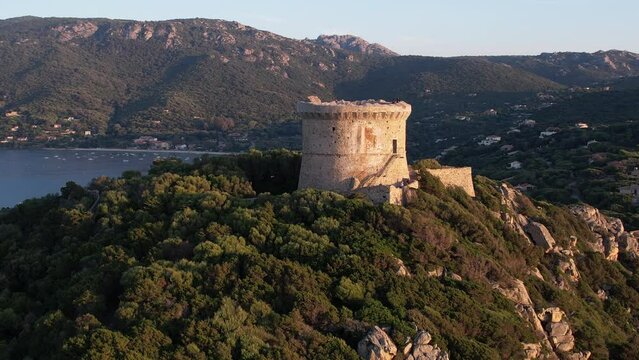 la Tour de Campomoro en fin de journ&eacute;e &agrave; la fin de l'&eacute;t&eacute; - Corse France	2A