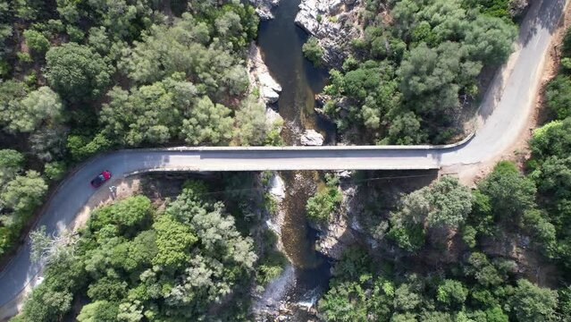 vue a&eacute;rienne de voitures sur un pont g&eacute;nois au dessus du fleuve en Corse-du-Sud - France