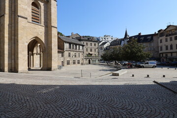 Obraz premium Rue typique dans la vieille ville, ville de Tulle, département de la Corrèze, France