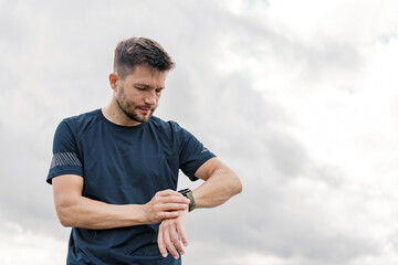 Smart watch for fitness, Uses a mobile application. Motivation and mental health of an athlete.  ...