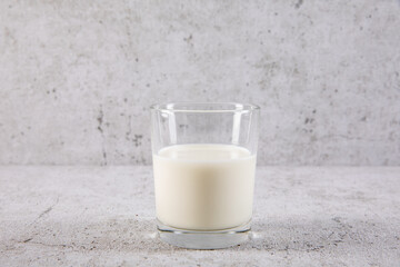 Frische Vollmich vom Bauern in einer Glasflasche