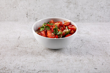 frischer Tomatensalat im Studio fotografiert