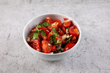 frischer Tomatensalat im Studio fotografiert