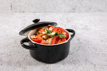 frischer Tomatensalat im Studio fotografiert