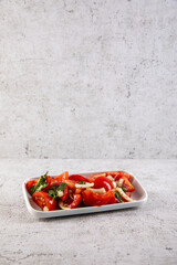 frischer Tomatensalat im Studio fotografiert