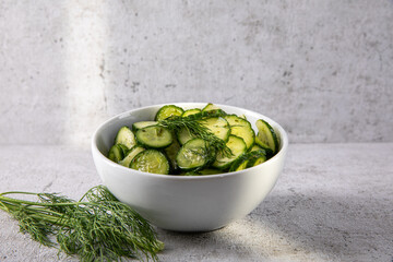 firscher Gurkensalat mit Dill im Studio fotografiert