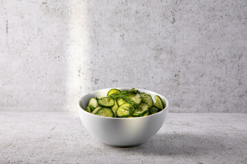 firscher Gurkensalat mit Dill im Studio fotografiert