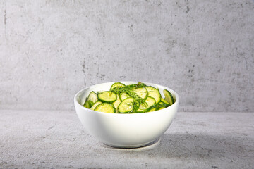 firscher Gurkensalat mit Dill im Studio fotografiert