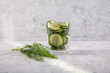 firscher Gurkensalat mit Dill im Studio fotografiert