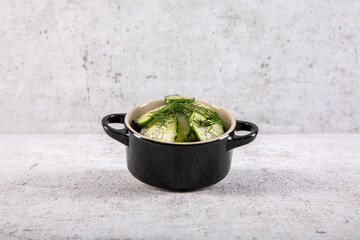 firscher Gurkensalat mit Dill im Studio fotografiert