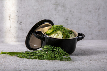 firscher Gurkensalat mit Dill im Studio fotografiert