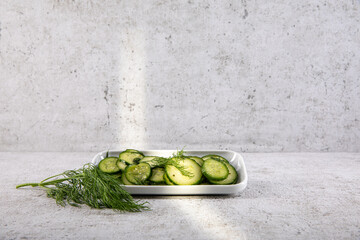 firscher Gurkensalat mit Dill im Studio fotografiert