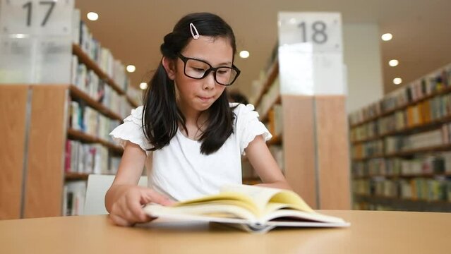 本を読む女の子のスローモーション動画