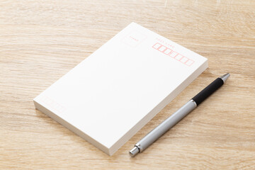 机に置かれたハガキ