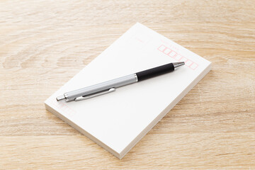 机に置かれたハガキ