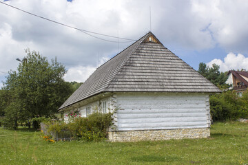 Obraz premium Old wooden house in Rapsztyn, Poland