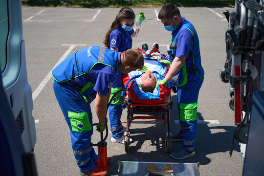 Doctors use a vacuum mattress to transport patient with polytrauma