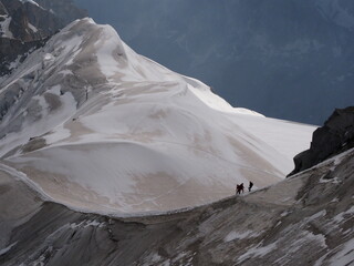 A group of skiers and start the descent of Valle Blanche, the most famous offpist run in the Alps, Valle Blanche descent links Italy and France through the Mont Blanc Massif. Chamonix, France, Europe.