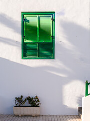 Grünes Fenster mit Fensterladen
