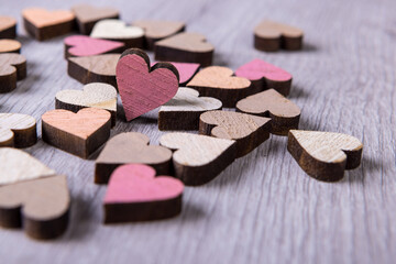 farbige Herzen aus Holz Deko Hintergrund Hochzeit Valentinstag Liebe Symbol