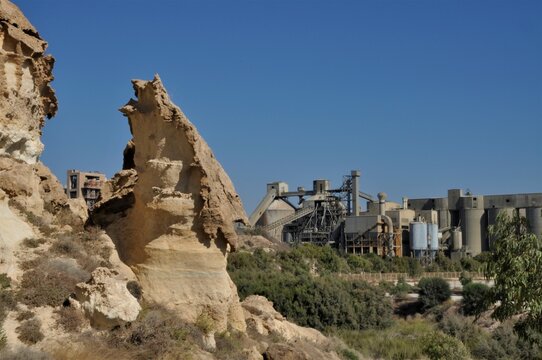 F&aacute;brica de cemento de Holcim vista desde la playa del Corral en Carboneras
