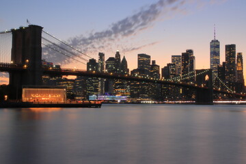 Fototapeta na wymiar Ponte di Brooklyn al tramonto