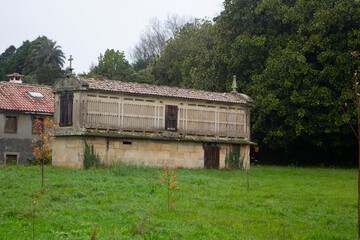 Galician granary construction for agricultural use destined to dry, cure and store corn