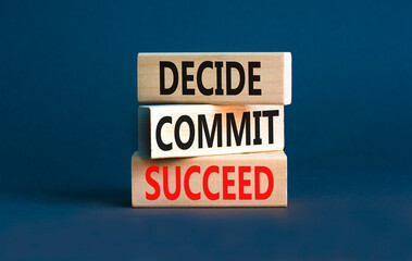 Obraz premium Decide commit succeed symbol. Concept word Decide Commit Succeed on beautiful wooden block. Beautiful grey table grey background. Business decide commit succeed concept. Copy space.