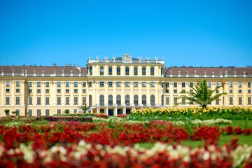 Raamstickers Schonbrunn Palace in Vienna, Austria captured on a sunny summer day. Imperial summer residence and flowerbeds in the adjacent garden. Wien Schönbrunn Palace as a UNESCO World Heritage site. © Sundaylights