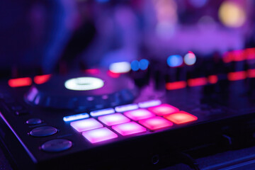 Controlador dj, equipo para dj, fiesta nocturna, luces de colores en la discoteca, recurso gráfico para diseño publicitario de fiesta nocturna