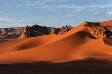 Fototapeta na wymiar Amanecer rojo en el desierto